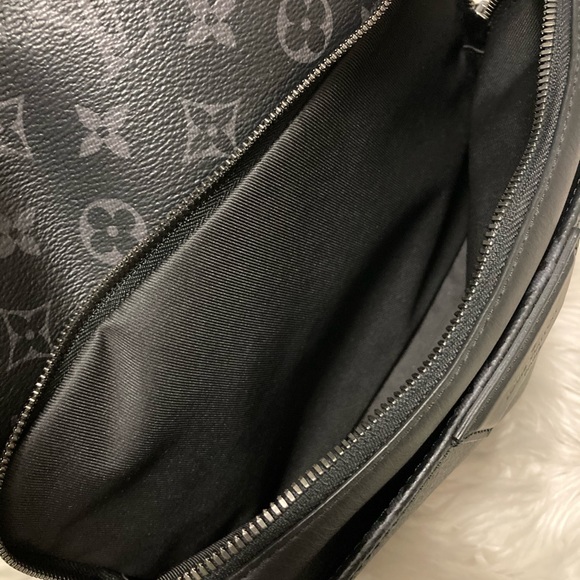 LOUIS VUITTON
Monogram Eclipse Discovery - Picture 13 of 16